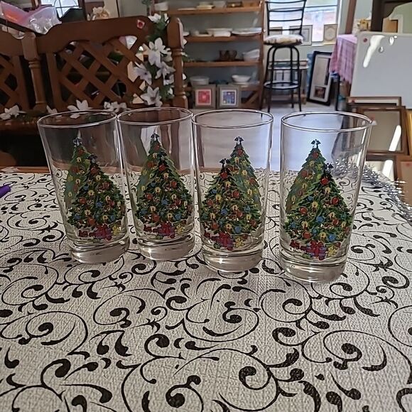 Set of Christmas Treasure  Glasses - Picture 1 of 4